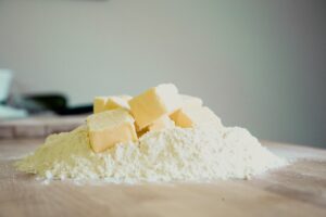 Read more about the article Czym zastąpić mąkę pszenną w wypiekach? Praktyczny poradnik do ciast, chleba i domowych deserów