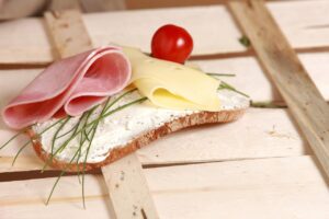 Read more about the article Czym zastąpić pasty kanapkowe? Proste dodatki do chleba, tostów i wrapów