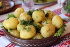 Read more about the article Jakie przyprawy pasują do ziemniaków? Najlepsze przyprawy, zioła i dodatki do ziemniaków