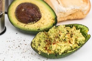 Read more about the article Jakie przyprawy pasują do guacamole? Najlepsze przyprawy, zioła i dodatki do pasty z awokado