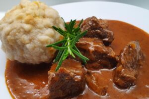 Read more about the article Jakie przyprawy pasują do gulaszu? Najlepsze przyprawy, zioła i dodatki do aromatycznego gulaszu
