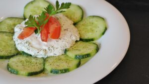 Read more about the article Jakie przyprawy pasują do tzatziki? Najlepsze zioła, przyprawy i dodatki do greckiego sosu