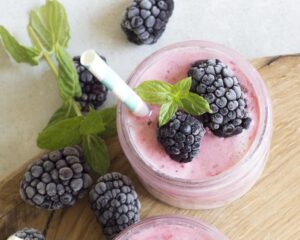 Read more about the article Smoothie z jeżynami – owocowy koktajl o intensywnym smaku