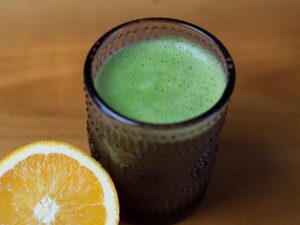 Read more about the article Smoothie z pietruszką – prosty przepis na zielony koktajl